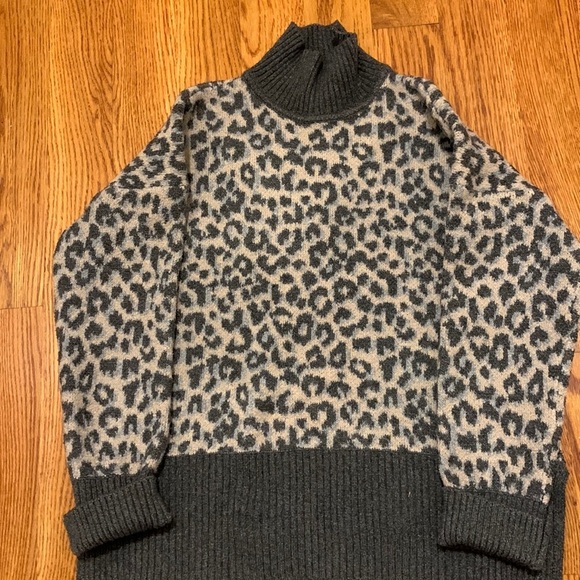 Women’s  leopard print sweater - Picture 1 of 3